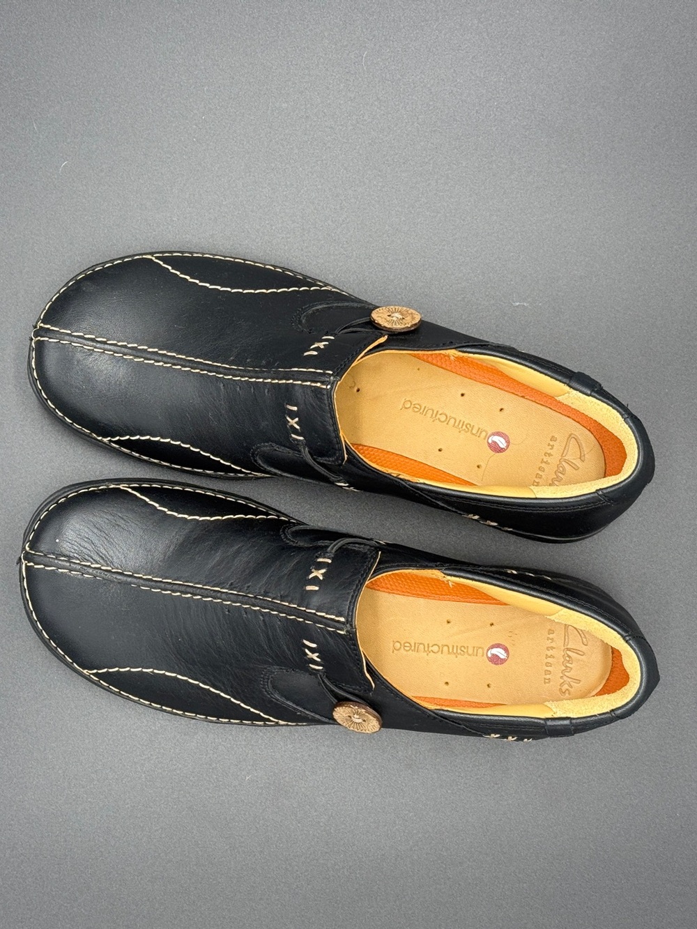 Clarks Women’s Black Leather Slip-On Loafers Size 7 or 37.5 Euro Like New